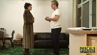 مارس الجنس ليئيل والعصي مرة أخرى في مؤخرتها.
