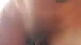 امرأة سمراء خشب الأبنوس اللعب مع العضو التناسلي النسوي لها