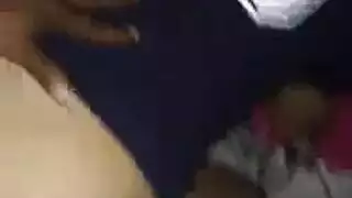 أبو زب أسمر يركب كس الشرموطة البيضاء ويلقي منيه فوقها