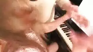 الجد الممحون يغري الفتاة الصغيرة بالسكس و تشبعه باحلى كس