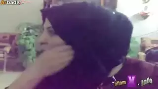 محجبة اربعينية تتفرش وتتناك فى كسها