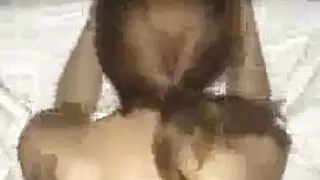لاتينا نحيفة في جوارب تلوي كس لها