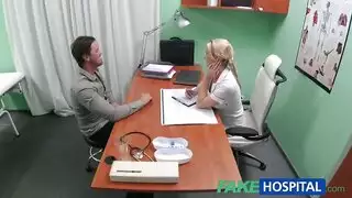 امرأة سمراء تجعل زوجها سعيدا