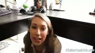 شقراء يريد أن يضع الديك في فمك