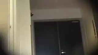 جاء في سن المراهقة مثير لزيارة صديقتها و تحب اللعب مع ديكه.