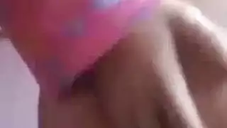 أحمر الشعر في سن المراهقة يظهر سراويل الوردي