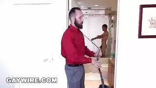 أبي يجعل ابنته تأكل الديك الكبير