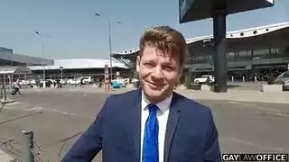 اللاتينية برينا ريس الأريكة تمتص الديك الأسود
