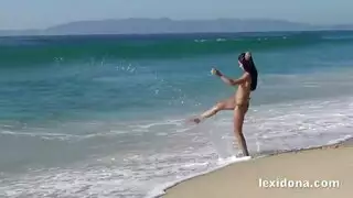 النجم يسبح عارياً في عرض البحر ثم يستمني على الشاطئ