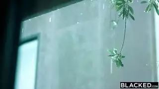 يتوق إلى ممارسة الجنس مع الرجل الأسود