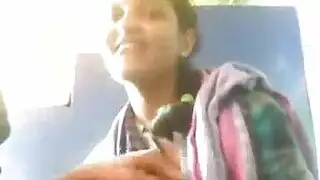 فتاة صغيرة تظهر كامل