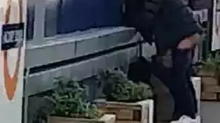 يحصل الزوجان في حالة سكر في مؤخرة طرفة عين شابة