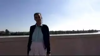 فتاة صغيرة تحاول ممارسة الجنس مع مؤخرتها لأول مرة