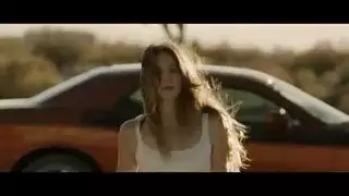 الاستمتاع بلعبتها الجديدة