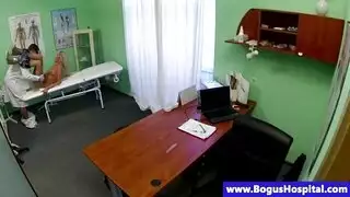 امرأة سمراء الجمال يعطي لطيفة و