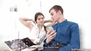 هذا الصبي يراقب كيف يمارس صديقته الجنس مع آخر