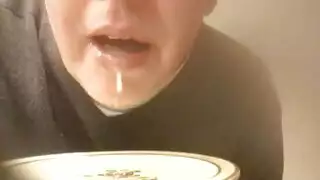 Cumhungry 18yo هو كتكوت أبيض رشيق