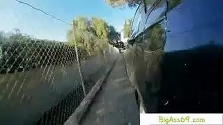 نيمفوس سمراء مفلس يلعب مع قضبان اصطناعية.