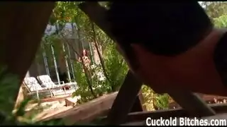 زوجتي تضاجعني أثناء وجودي.