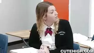 رجل يعمل ممرضة الكلية ويحارب مع الطلاب