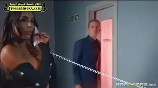 الزوجة تزور زوجها في السجن فتتناك من الضابط