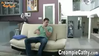 خادمه تمص زب شاب وتذهب معه لغرفه النوم