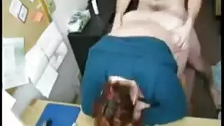 كاميرا المراقبة تصور السكرتيره تتناك من ساعي الطرود