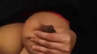تاشا هيجانه بتلعب في بزازها