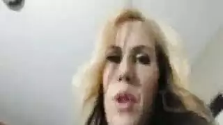 قرنية أشقر في سن المراهقة مغري الرجل
