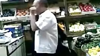 الشرموطة المصرية تتناك من خلفها مع بائع الخضار