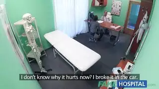 يحاول الطبيب ويدير ممارسة الجنس مع مراهق جميل