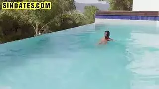 المرأة البالغة من العمر 18 عامًا تمد يدها