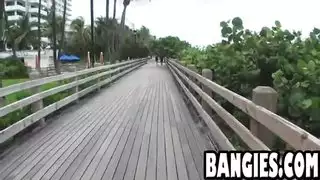 مثير الهواة في سن المراهقة يعطي اللسان إلى الديك