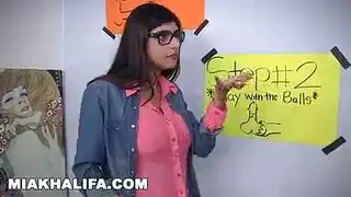 طالب جميل يعلم فتاة أخرى كيفية امتصاص ديك