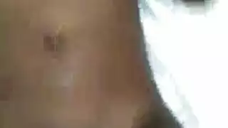 فاتنة الأبنوس مع الثدي الكبير الثابت يجعل الحب مع فتاة تحب الكثير.