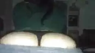 فاتنة الحمار الكبيرة مع بوس باطست في كس الداعر.