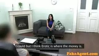 تقبيل ديك ببطء وبشغف كبير