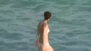 سكس تجسس سائح ينيك زوجته على الشاطىء