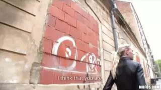 هذه الصدور الكبيرة تجعلها لذيذة