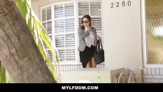 أنزل على مؤخرة المرأة اللاتينية