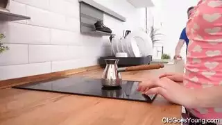 انها تضاجعه بشدة حتى تؤلم بوسها