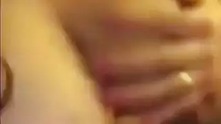 شرموطة عربية فرسة جامدة تلعب في بزازها الكبار