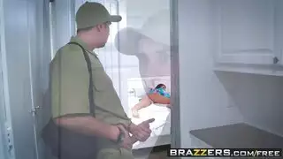 يضع يده على بوسها ولا يصدق مدى رطوبتها