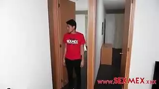 ولد يبتز أبيه برسائل العشق على هاتفه و يطلب منه أن ينيك زوجته الساخنة