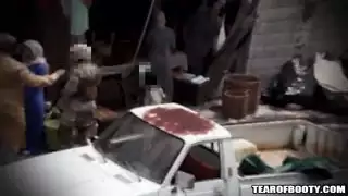 اثنان من الأطفال العرب يقبلان