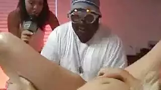 هذا الرجل بالإصبع الفتيات كس في الفناء الخلفي