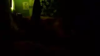 سيدة قديمة جميلة يمسح.