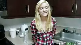 في سن المراهقة شقراء الطازجة يحصل عاريا وامتصاص الديك.
