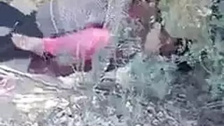 ربة منزل فتاة في الهواء الطلق مع تنورة ساخنة.