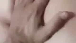 بيقفش في جسمها ويلعبلها في كسها من تحت الكلوت